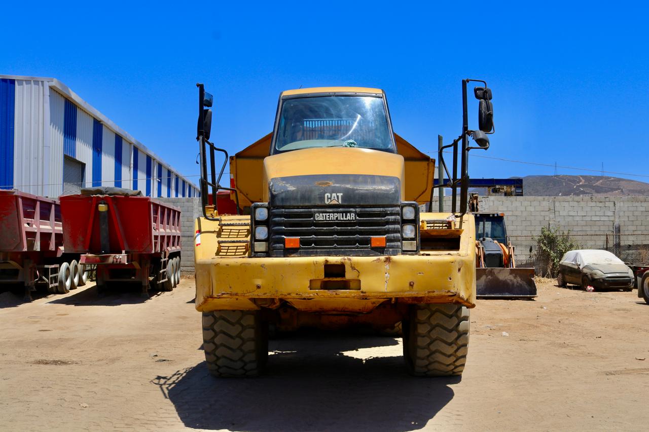 Camión articulado Caterpillar 740 de frente.