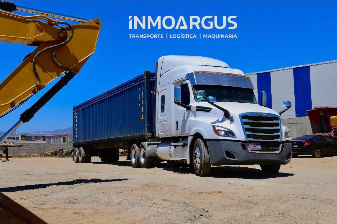 Tractocamión InmoArgus con contenedor y excavadora Caterpillar.