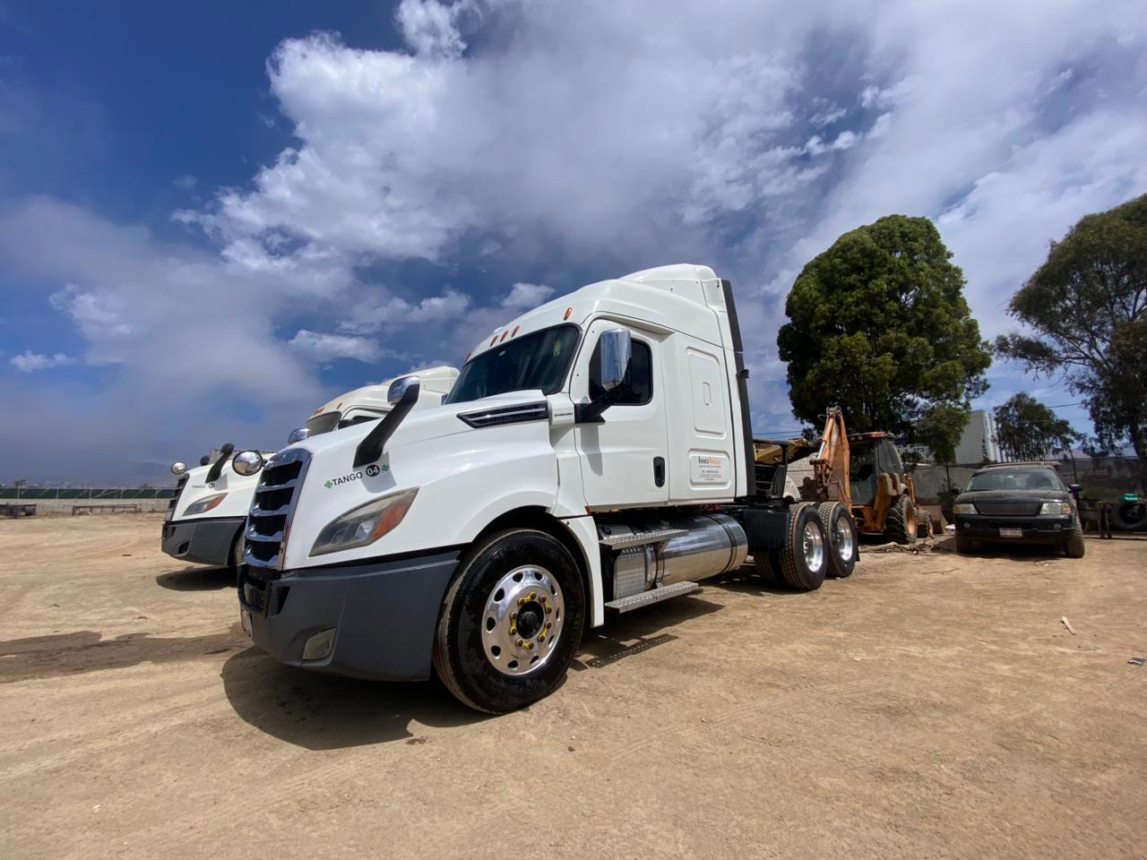 Dos tractocamiones Freightliner Cascadia de la flota InmoArgus.