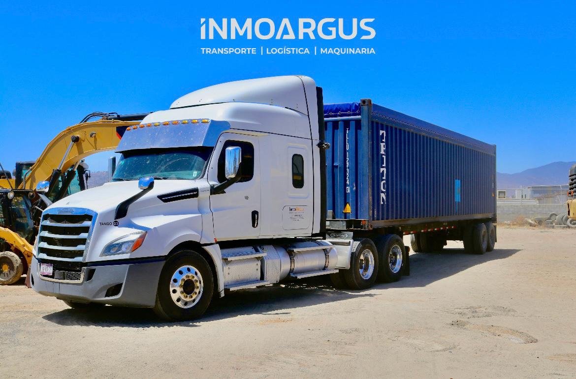 Tractocamión InmoArgus con contenedor listo para traslado.